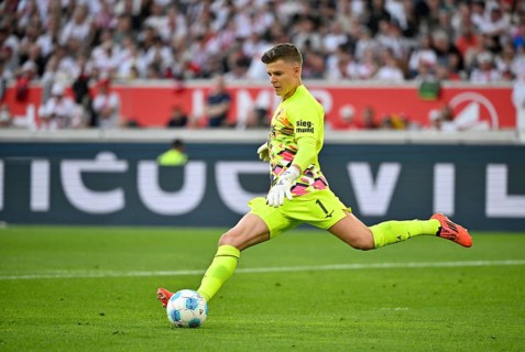 Goalkeeper Finn Dahmen FC Augsburg FCA (01) Action on the ball Kick-off, MHPArena, MHP Arena