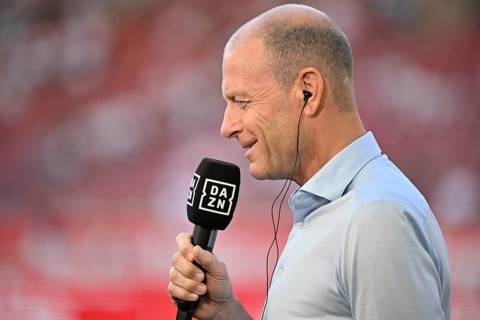 Coach Coach Jess Thorup FC Augsburg FCA Portrait in interview with microphone Microphone Logo DAZN,