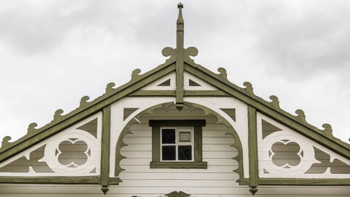 Green and white wooden gable, Kongsvoll or Kongsvold Fjeldstue, historic mountain hut, Drivdalen