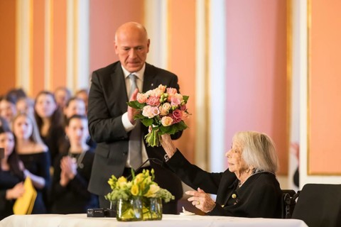 Margot Friedländer (Holocaust survivor and honorary citizen of the city of Berlin) is congratulated