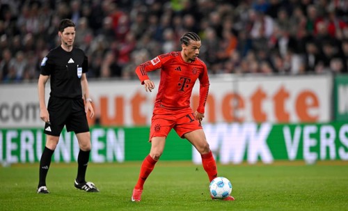 Leroy Sané FC Bayern Munich FCB (10) Action on the ball under the observation of referee Dr