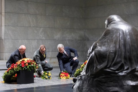 Kai Wegner (CDU, Governing Mayor of Berlin), Oleksii Makeiev (Ambassador of Ukraine) and Konrad Arz