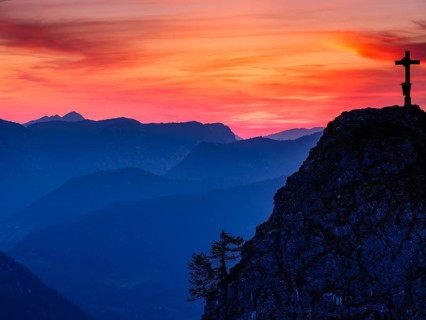 Cross on the summit of the Kleiner Jenner at dusk, Reiteralpe in the background, Berchtesgaden