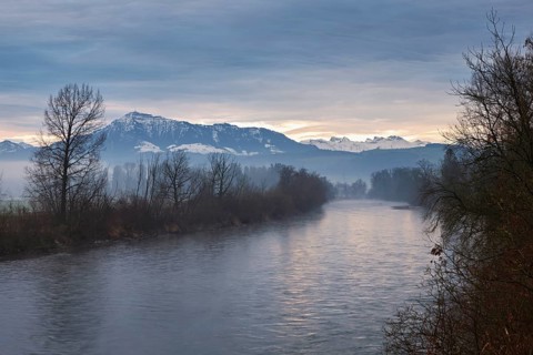 Morning atmosphere at the river Reuss, behind the snow-covered Rigi, Sins, Freiamt, Canton Aargau,