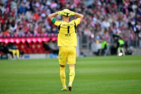 Goalkeeper Jonas Omlin Borussia Mönchengladbach BMG disappointed Gesture gesture from behind