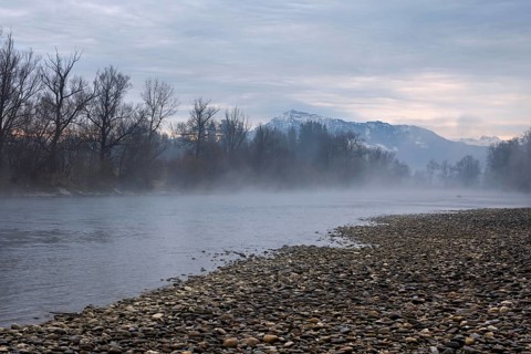 Morning atmosphere at the river Reuss, behind the snow-covered Rigi, Sins, Freiamt, Canton Aargau,