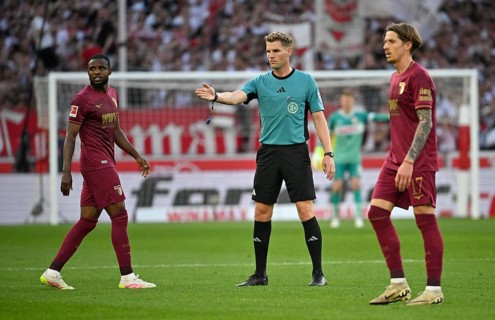 Referee Referee Timo Gerach Gesture Gesture Kristijan Jakic FC Augsburg FCA (17) Alexis