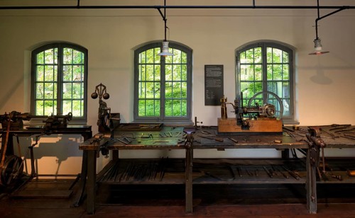 Interior photo, first vehicle engine, the grandfather clock, Gottlieb Daimler's former workshop in