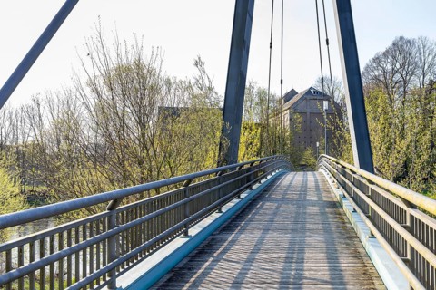 Wöllsdorf Bridge, suspension bridge for pedestrians over the Zschopau in Töpeln, Döbeln, Saxony,