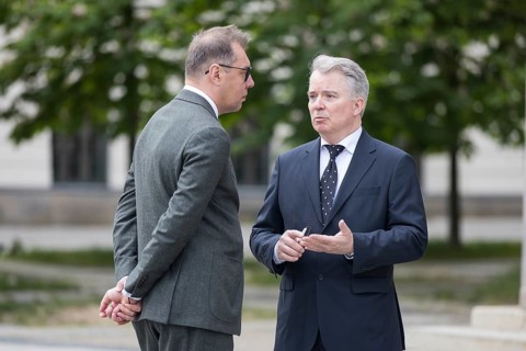 Oleksii Makeiev (Ambassador of Ukraine) and Konrad Arz von Straussenburg (German diplomat) talk