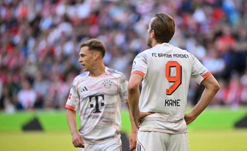 Harry Kane FC Bayern Munich FCB (09) Joshua Kimmich FC Bayern Munich FCB (06) pensive Allianz