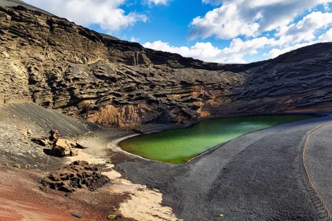 Lago verde, green lagoon, Charco de los Ciclos, cliffs, black lava beach, El Golfo, Lanzarote,
