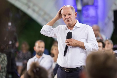 Olaf Scholz (Chancellor of the Federal Republic of Germany, SPD) surrounded by guests at the