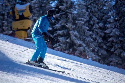 Oberjoch, Bavaria: Experienced skier on a red piste