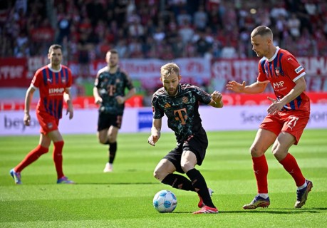 One-on-one, action Konrad Laimer FC Bayern Munich FCB (27) against Adrian Beck 1. FC Heidenheim