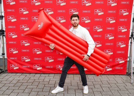 Joey Heindle at the press conference in Oranienburg on 23.04.2025. Bernhard Brink is honoured for