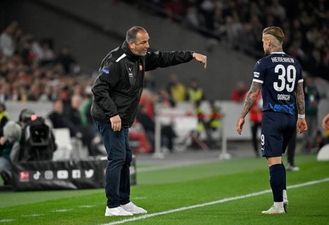 Coach Frank Schmidt 1. FC Heidenheim 1846 FCH on the sidelines Gesture Gesture in conversation