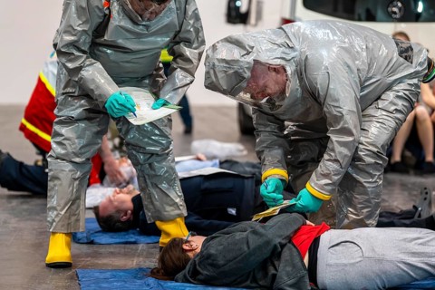 Viewing of patients in front of decontamination of injured persons after an assumed accident with