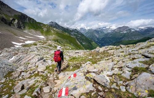 Mountaineers on a hiking trail on the Mittagskögele, view of mountain peaks of the Venediger group