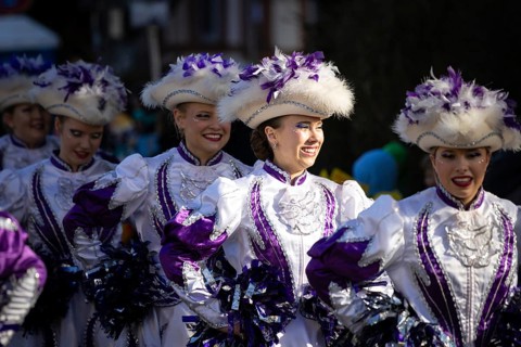Numerous groups of participants parade through the district of Heddernheim, Heddernheim, Frankfurt