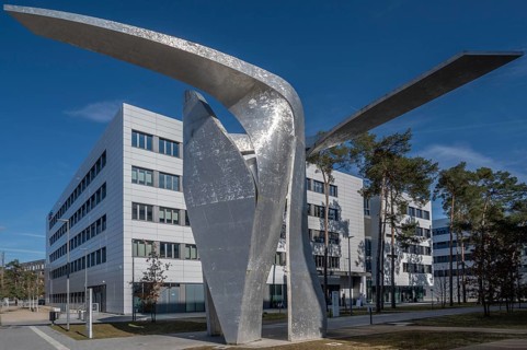 Artwork The Wings by Daniel Liebeskind, in front of the reception building of the Siemens Campus,