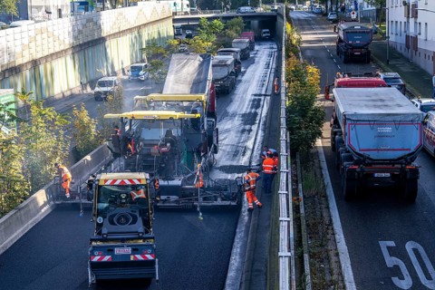 New whisper asphalt surface for the A40 motorway, in the city of Essen, direction Dortmund, 95, 000