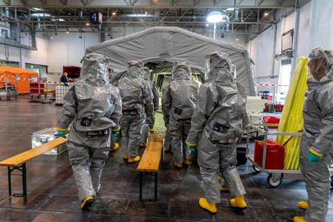 Decontamination of injured persons after an assumed accident involving hazardous substances, fire