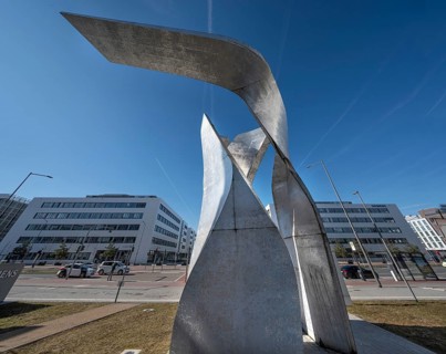 Artwork The Wings by Daniel Liebeskind, in front of the reception building of the Siemens Campus,