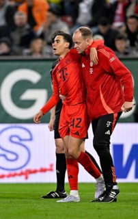 Jamal Musiala FC Bayern Munich FCB (42) injured Injury is escorted off the pitch by the attendants