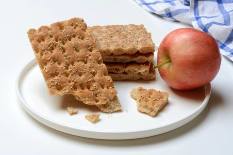 Crispbread and apple on a plate