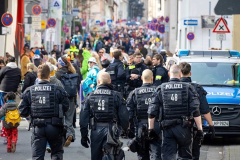 A large police contingent and numerous access barriers secure the traditional carnival parade in