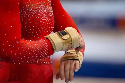 Symbolic image of apparatus gymnastics: close-up of a gymnast putting on her straps