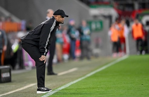 Coach Vincent Kompany FC Bayern Muenchen FCB watches the match from the sidelines, WWK Arena,