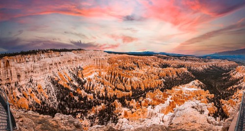 Beautiful views before starting the Queens Garden Train trekking in Bryce National Park, Utah.