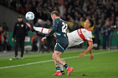 Duel, action Jamie Leweling VfB Stuttgart (18) against David Raum RasenBallsport Leipzig RBL (22)