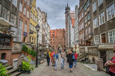 Tourists, Frauengasse, ul. Mariacka, behind Frauentor, Old Town, Gdansk, Pomeranian Voivodeship,