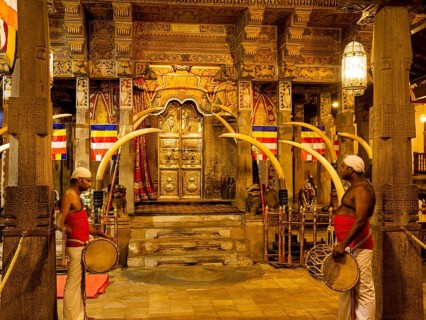 Tooth temple inside with drummer, Sri Dalada Maligawa, Kandy, Sri Lanka, Asia