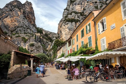 Alley with restaurants in Moustiers-Sainte-Marie, Département Alpes-de-Haute-Provence, Region
