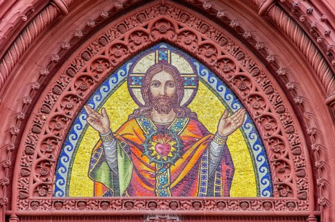 Musical depiction of Jesus Christ in the pointed arch of the main portal of the Church of the