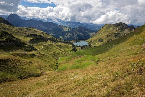 View of Seealpsee, Seeköpfel and Allgäu Alps, Nebelhorn, Oberstdorf, Oberallgäu, Allgäu, Bavaria,