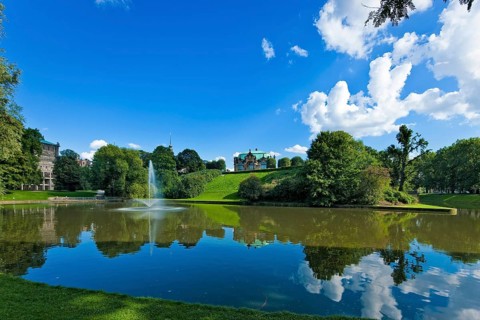 As a world-famous work of art, it is an important tourist destination for all visitors to the city.