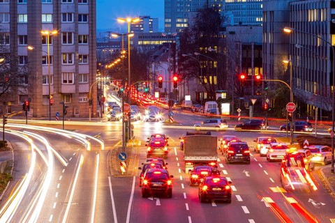 Evening city centre traffic in Essen, large intersection of Bismarckstrasse, B224, Friedrichstrasse