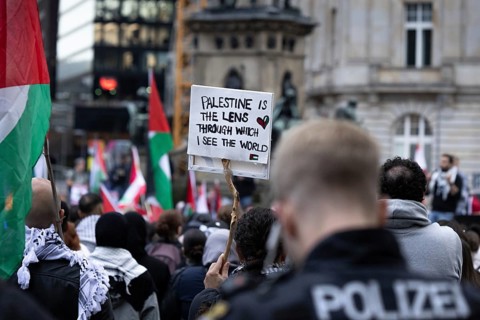 Around 1, 400 people take part in a pro-Palestine demonstration at Rossmarkt in Frankfurt am Main