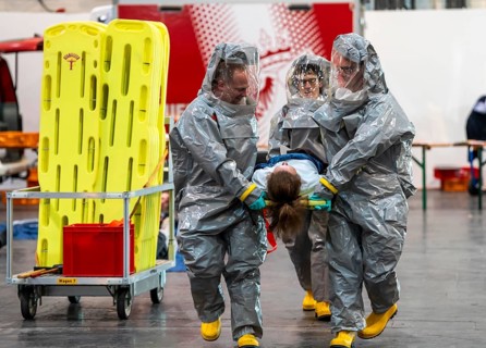Decontamination of injured persons after an assumed accident involving hazardous substances, fire