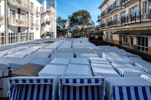 Beach chairs on the promenade, transport to the beach, Binz, Rügen, Mecklenburg-Vorpommern,