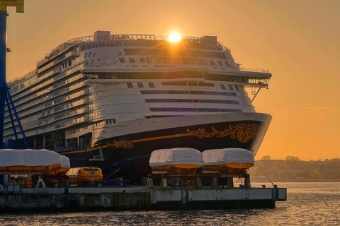 DISNEY ADVENTURE, The GLOBAL CLASS cruise ship leaves the hall of the Meyer Wismar shipyard after 7