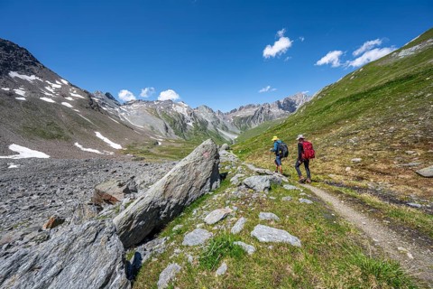 Mountaineers on a hiking trail on the Daberlenke, view of rocky mountain peaks in the Karbachtal