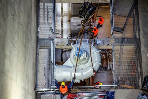 Installation of wastewater pumps in the new Oberhausen pumping station, new Emscher sewer, Emscher