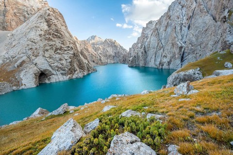 Turquoise mountain lake Kol Suu with rocky steep mountains, Kol Suu Lake, Sary Beles Mountains,