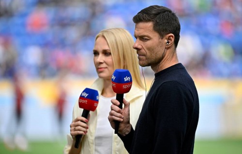 Coach Xabi Alonso Bayer 04 Leverkusen, in interview, microphone, mike, logo, SKY, sports presenter